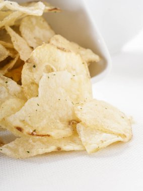 Patates yığını yongaları üzerinde izole beyaz arka plan, yakın çekim 