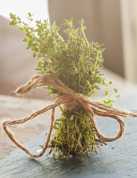 Des herbes fraîches. Melissa, romarin et menthe dans un cadre rustique — Photo