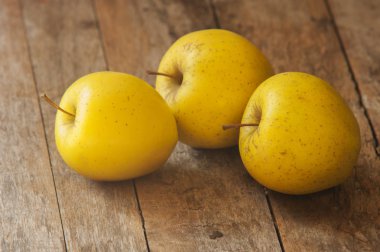 ahşap masa üzerinde taze sonbaharda sarı elmalar