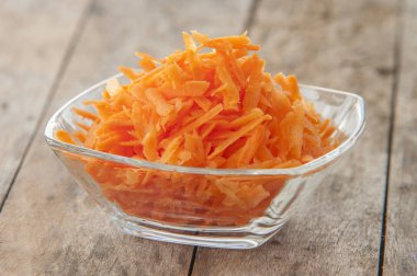 Kabın içinde rendelenmiş havuç yakın çekim