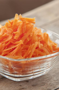 Kabın içinde rendelenmiş havuç yakın çekim