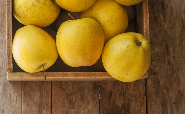 Ahşap masa üzerinde taze sonbaharda sarı elmalar — Stok fotoğraf