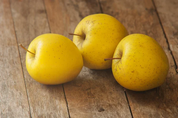 Frische herbstliche gelbe Äpfel auf Holztisch — Stockfoto