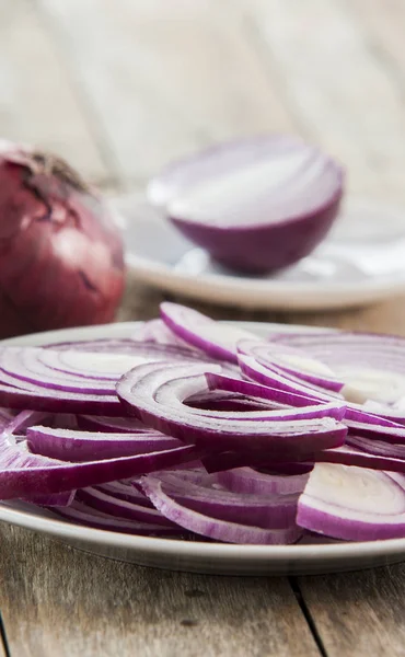 Rote Zwiebeln auf Holz geschnitten — Stockfoto