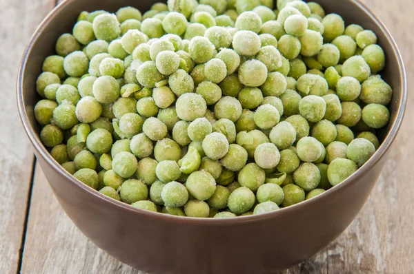 ボウルの新鮮な冷凍エンドウ豆 — ストック写真
