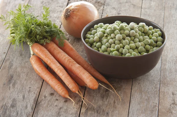 一碗冰冻绿色的豌豆，胡萝卜 — 图库照片