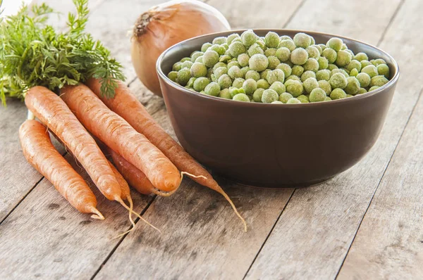 Dondurulmuş yeşil bezelye havuç ile bir kase