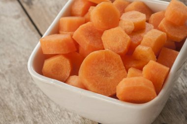 kabın içinde kesilmiş havuç ahşap arka plan üzerinde yakın çekim