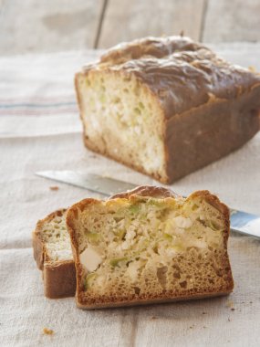 pırasa ve peynir ile ev yapımı kek