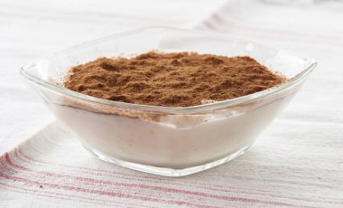 tarçın ile kremsi sütlaç. pirinç, süt, yumurta, vanilya ve şeker yapılmış basit, besleyici bir tatlı.