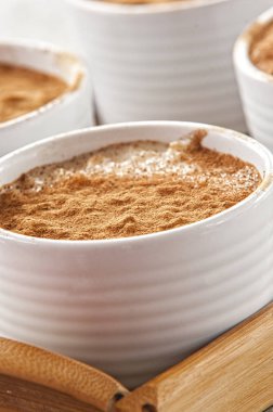 tarçın ile kremsi sütlaç. pirinç, süt, yumurta, vanilya ve şeker yapılmış basit, besleyici bir tatlı.