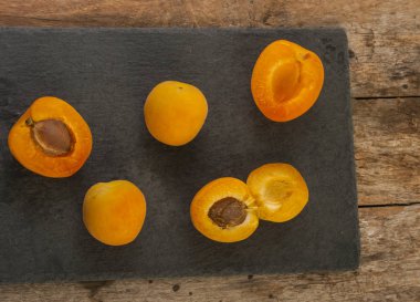 siyah arka plan üzerine izole dilimlenmiş kayısı