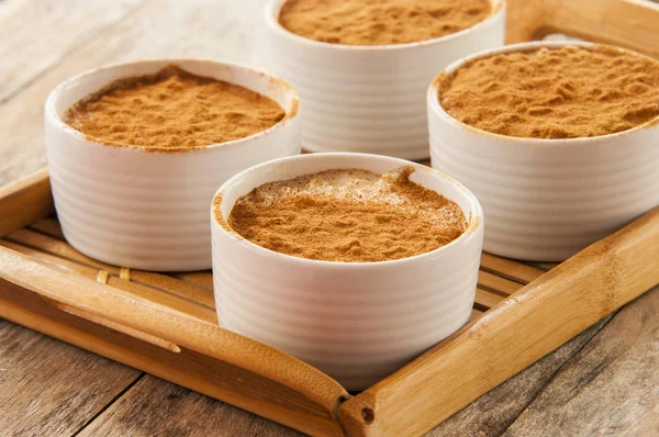 tarçın ile kremsi sütlaç. pirinç, süt, yumurta, vanilya ve şeker yapılmış basit, besleyici bir tatlı.