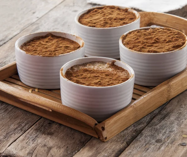 tarçın ile kremsi sütlaç. pirinç, süt, yumurta, vanilya ve şeker yapılmış basit, besleyici bir tatlı.