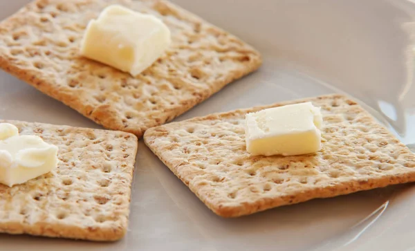 Cracker close up on white plate — Stock Photo, Image