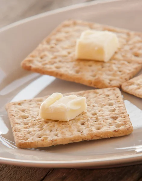 Cracker som närbild på vit platta — Stockfoto