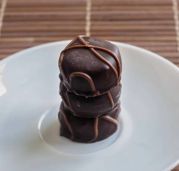 Trufa de chocolate revestido com chocolate decorativo em pó para a ocasião — Fotografia de Stock