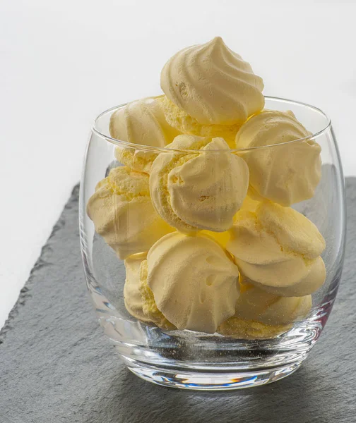 Galletas de merengue en vidrio — Foto de Stock