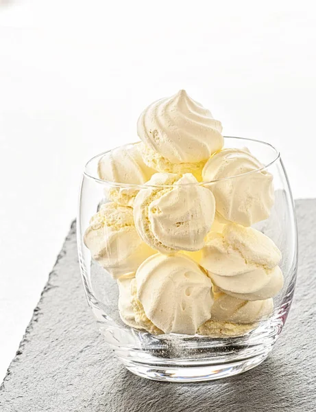 Meringue cookies in glas — Stockfoto