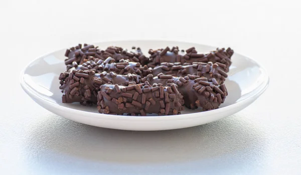 Trufa de chocolate revestido com chocolate decorativo em pó para a ocasião — Fotografia de Stock