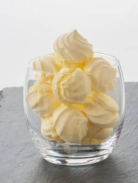 Galletas de merengue en vidrio — Foto de Stock