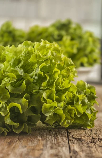 Foglie Lattuga Verde Ciotola Bianca Sul Tavolo Della Cucina Concetto — Foto Stock