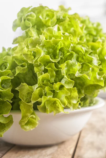 Foglie Lattuga Verde Ciotola Bianca Sul Tavolo Della Cucina Concetto — Foto Stock