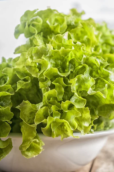 Folhas Alface Verde Tigela Branca Mesa Cozinha Conceito Comida Orgânica — Fotografia de Stock