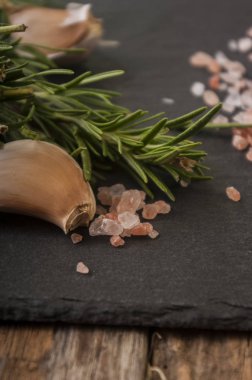 Tuz, biber, sarımsak ve biberiye doğrama tahtası