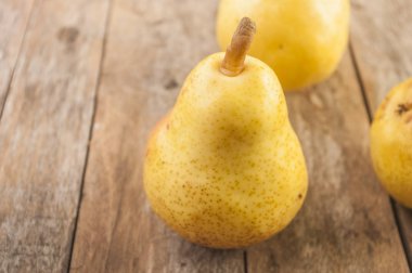 lezzetli williams veya rustik Ahşap mutfak masasında bartlett armut