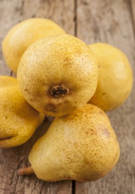 lezzetli williams veya rustik Ahşap mutfak masasında bartlett armut