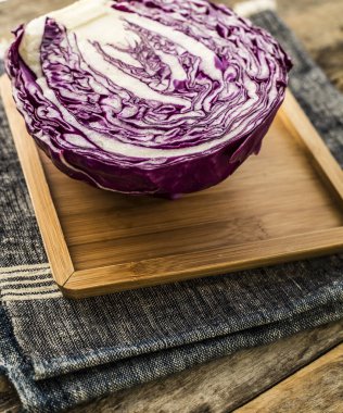 ahşap arka plan üzerinde kırmızı lahana