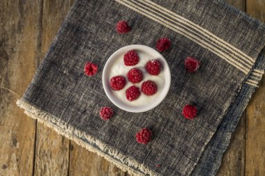 Ahududu ile Yunan yoğurt