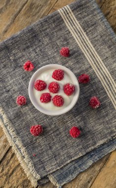 Ahududu ile Yunan yoğurt