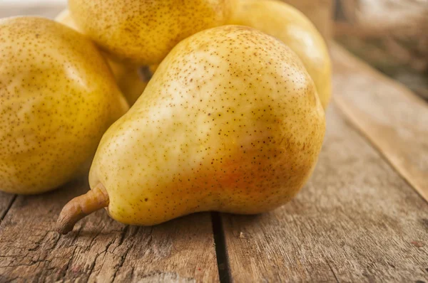 Delicious Williams or Bartlett pears on a rustic wooden kitchen table — Stock Photo, Image