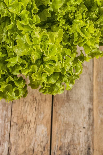 Foglie di lattuga verde. Foglie di lattuga su fondo di legno. Lattuga fresca sul tavolo della cucina. Cibo biologico sano . — Foto Stock