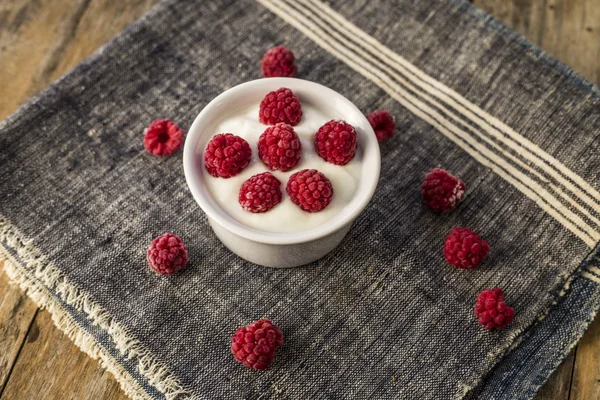 Plain Greek Yogurt with Raspberries — Stock Photo, Image