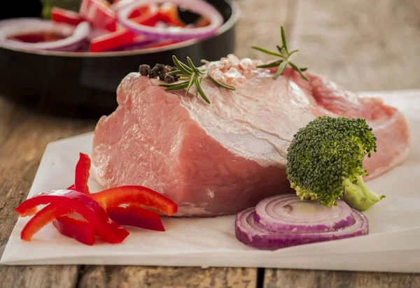 Chuletas de cerdo deshuesadas orgánicas crudas listas para cocinar — Foto de Stock