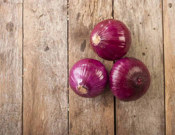 Červená cibule dřevo — Stock fotografie