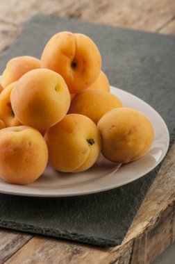 ahşap üzerine kayısı