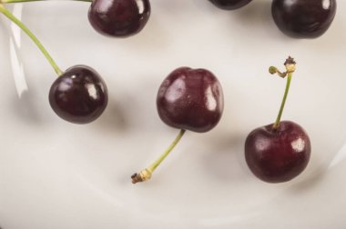 Beyaz arka planda olgun kirazlar