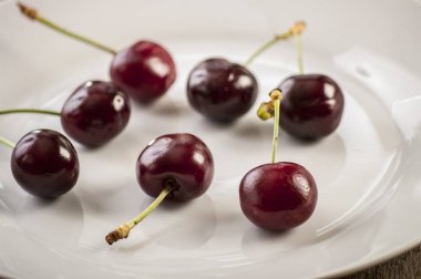 Beyaz arka planda olgun kirazlar