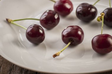 Beyaz arka planda olgun kirazlar