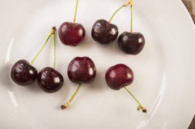 Beyaz arka planda olgun kirazlar