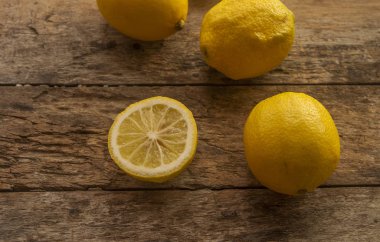 ahşap arka plan üzerinde taze limon kesilmiş