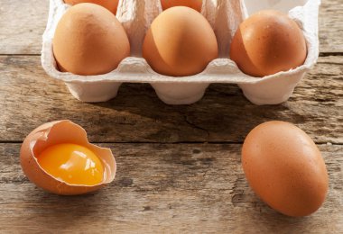 ahşap arka plan üzerinde kırık yumurta