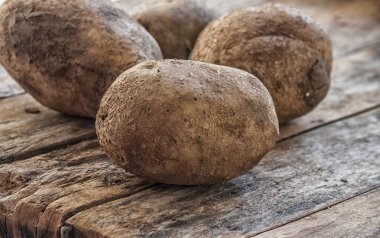 ahşap üzerine patates yakın çekim