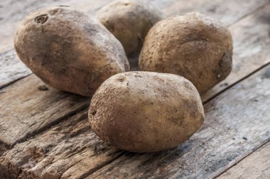 ahşap üzerine patates yakın çekim