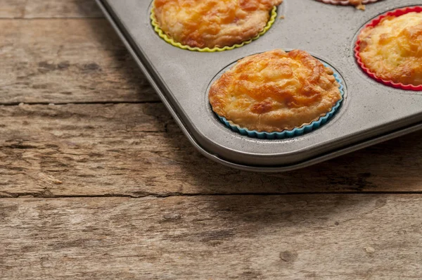 Αλμυρά muffins τυρί και μπέικον πάνω στο ξύλινο τραπέζι — Φωτογραφία Αρχείου