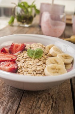 Sağlıklı müsli kahvaltı yoğurt, müsli, çilek ve muz ile